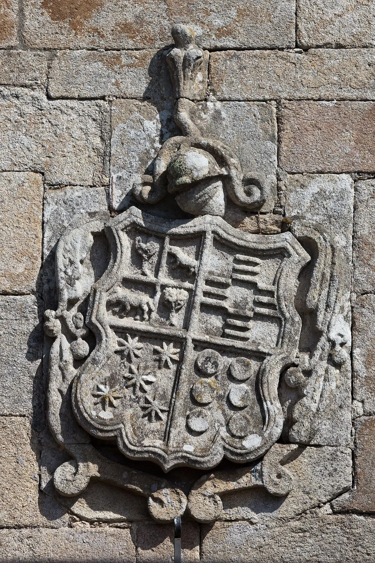 Escudo de armas con lises, estrellas y bandas tallado en la fachada del pazo de Ulloa