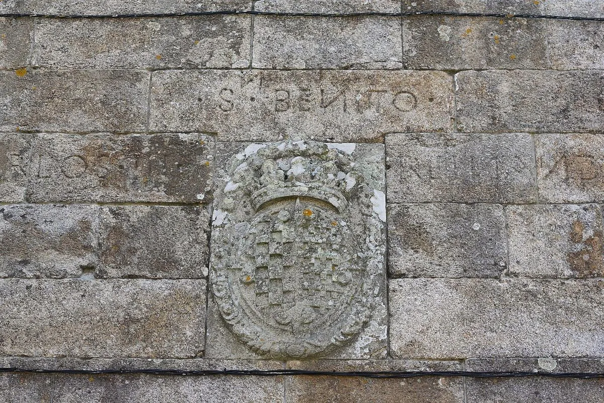 Escudo de armas tallado en un muro de la iglesia de San Benito