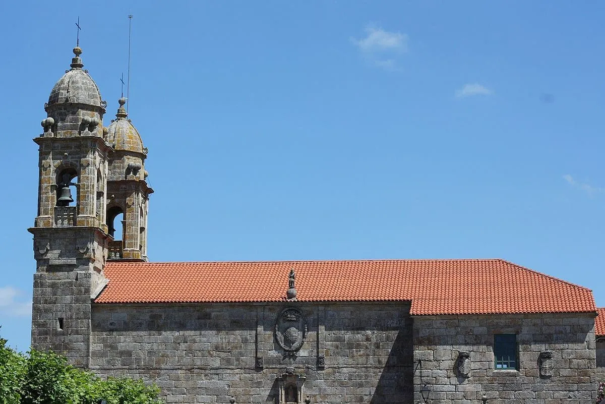 Las dos torres con cúpula de la iglesia de San Benito sobre el tejado de teja