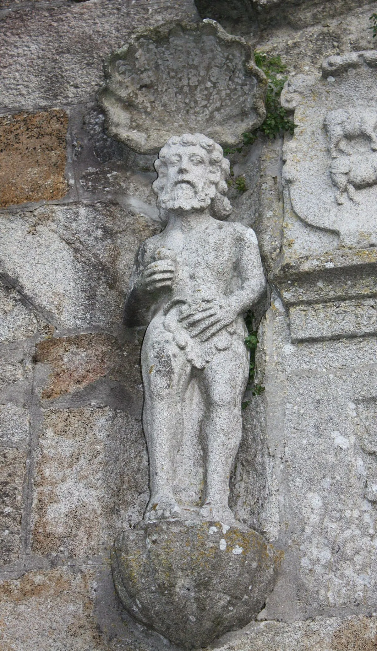 Figura de piedra tallada en un muro de la fachada de San Francisco