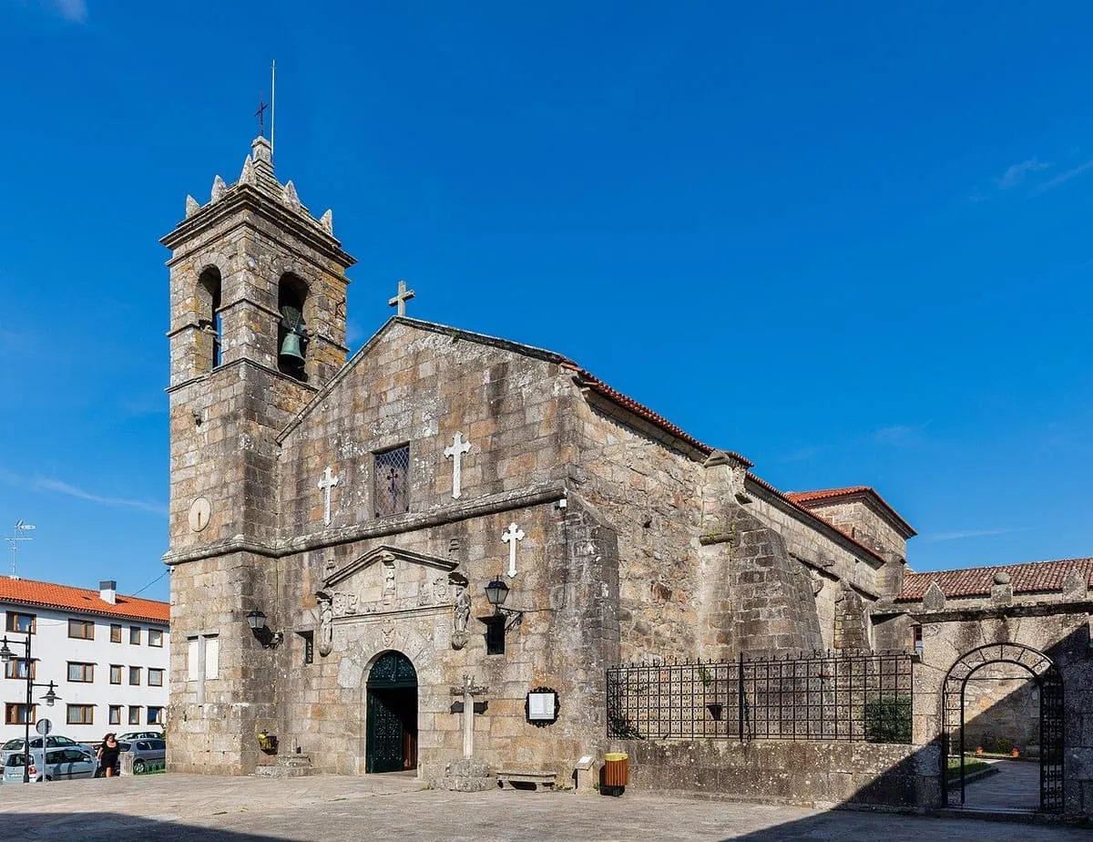 La iglesia de San Francisco vista desde la esquina, con su campanario y el muro del convento