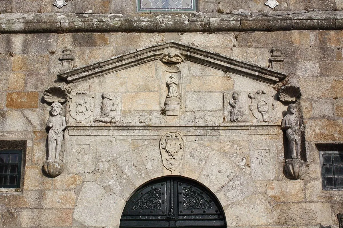 Portada de granito de la iglesia de San Francisco con escudos y dos figuras de piedra