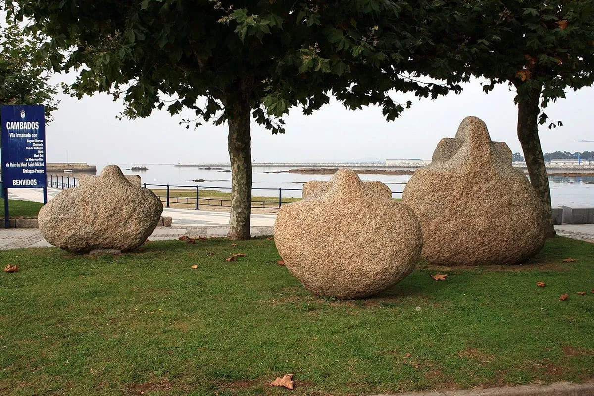 La escultura As Vieiras de Manolo Paz, conchas de granito dispuestas en el parque de A Calzada