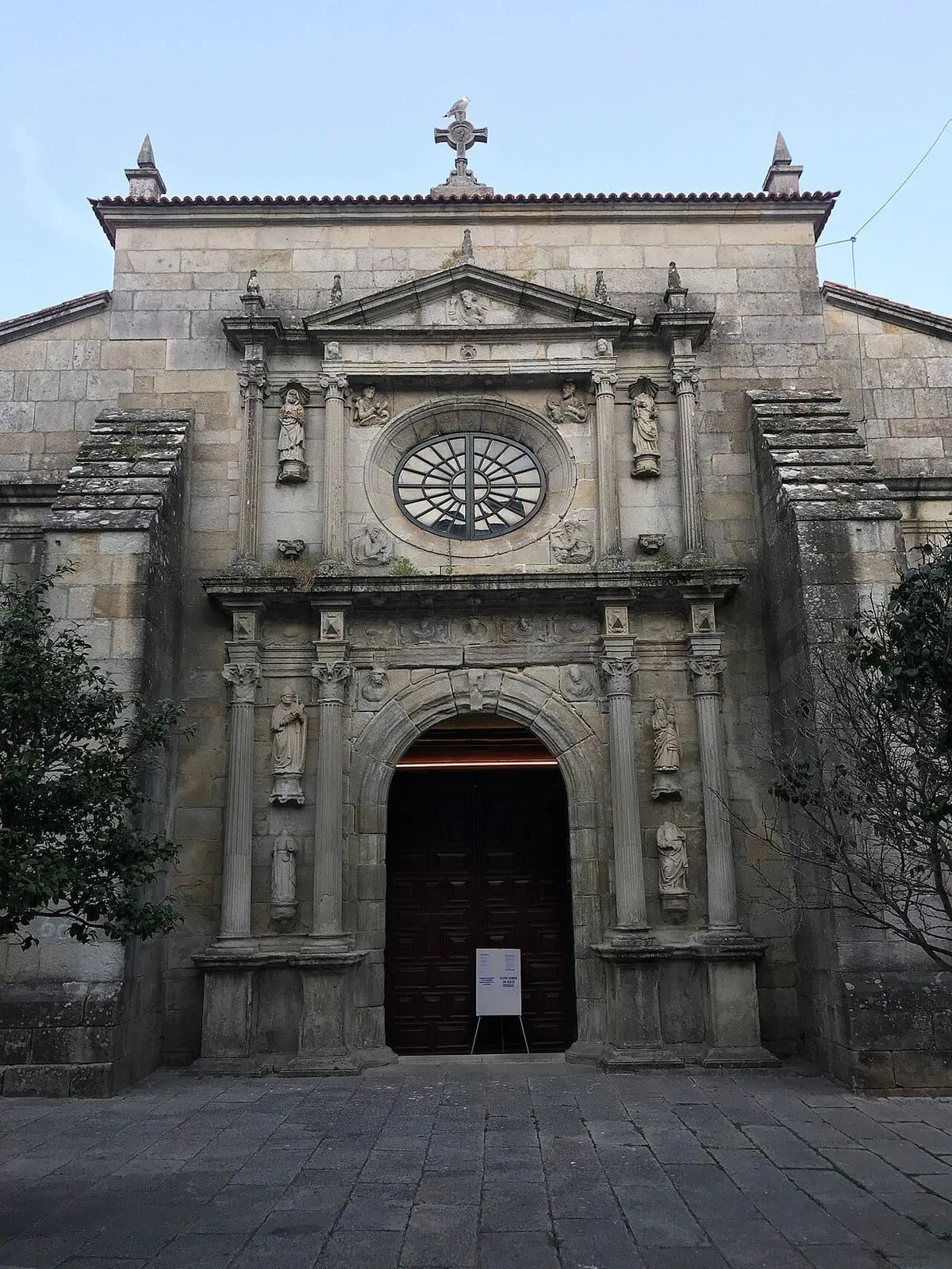 La portada renacentista de la excolegiata con su gran rosetón, columnas y esculturas erosionadas
