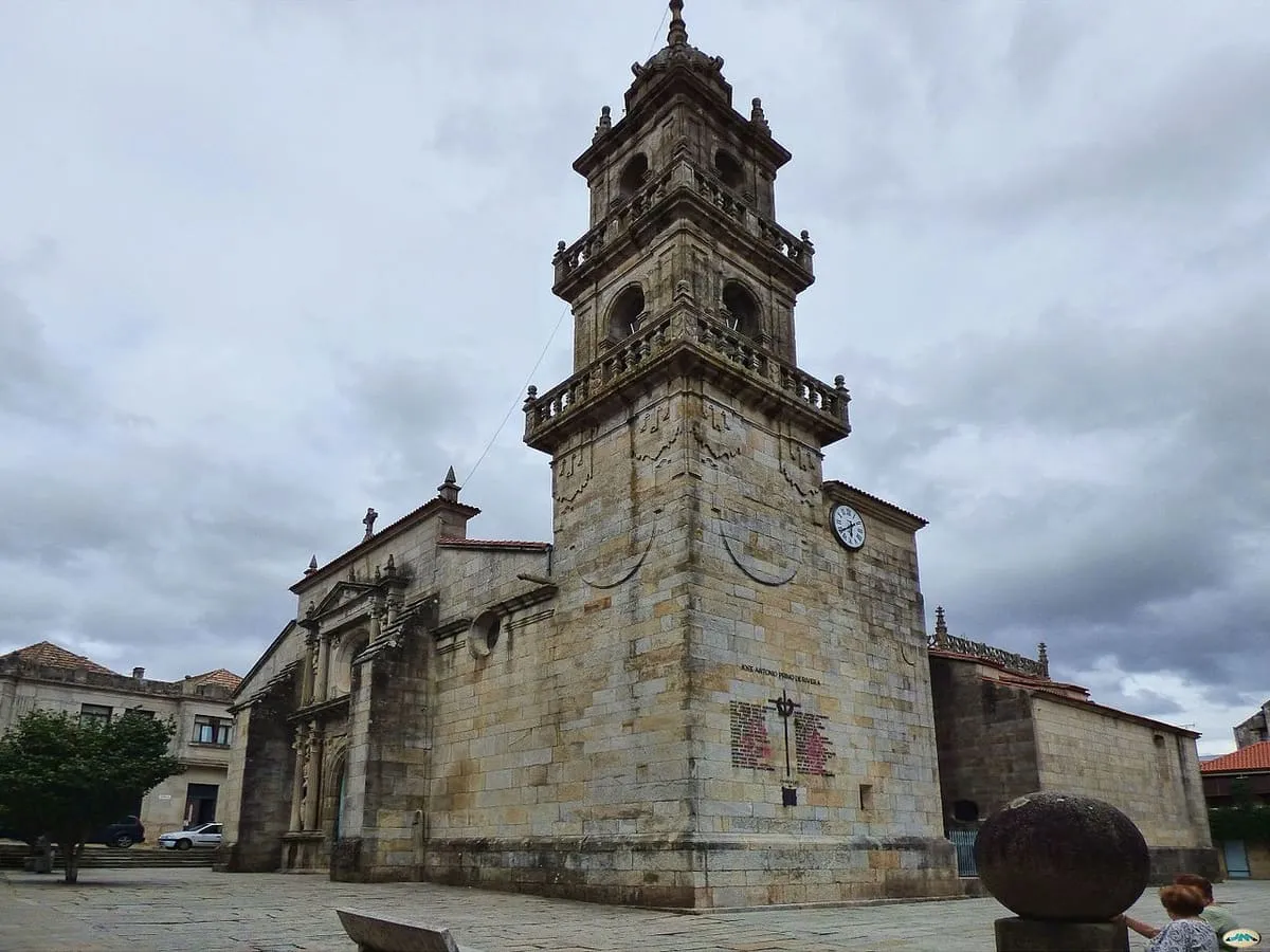 La torre de dos cuerpos de la excolegiata, del siglo XVIII, junto a la fachada