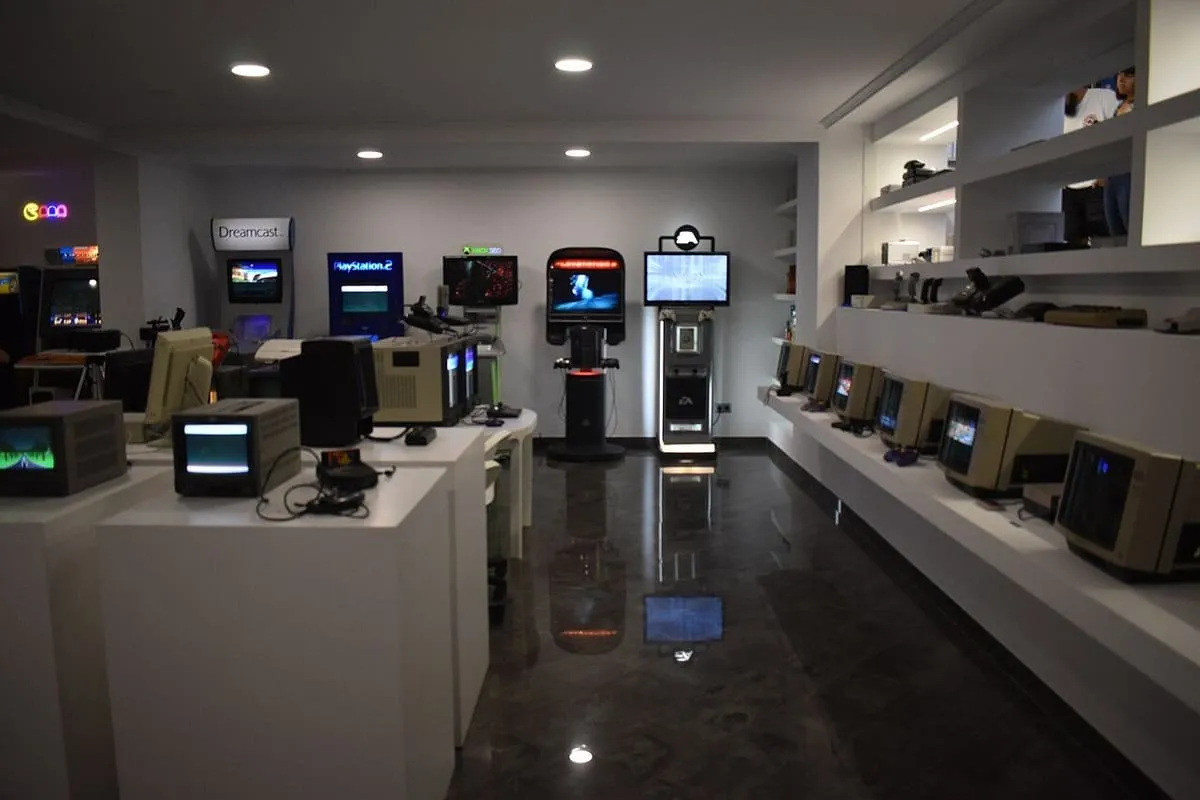 Estanterías y mesas con ordenadores y consolas antiguas en el museo