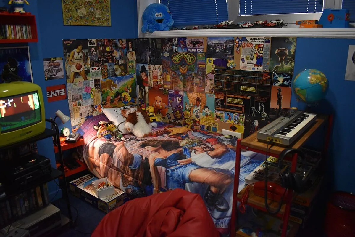 La Habitación da Memoria, un dormitorio adolescente de los años ochenta con pósters, juegos y consolas