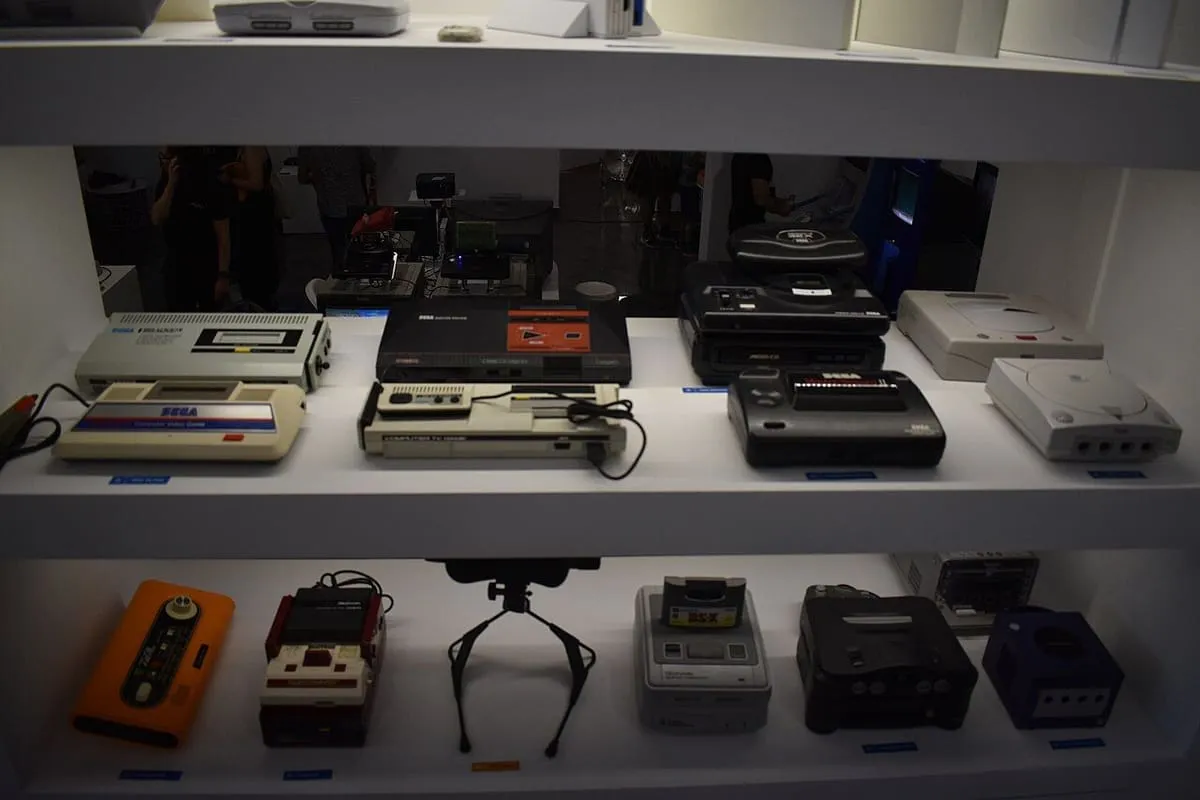 Vitrina con consolas clásicas de varias generaciones en el museo de Cangas