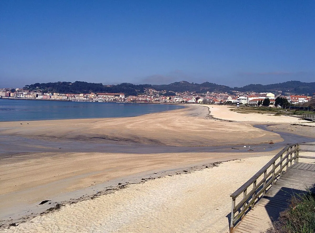 La playa de Rodeira, en Cangas, con la villa al fondo