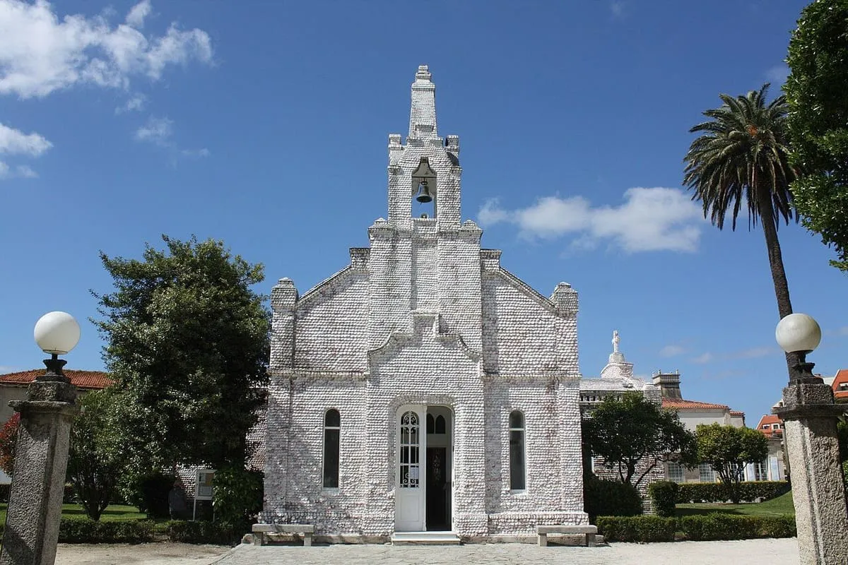 Capilla de San Caralampio, con la fachada cubierta de conchas de vieira, en la isla de A Toxa