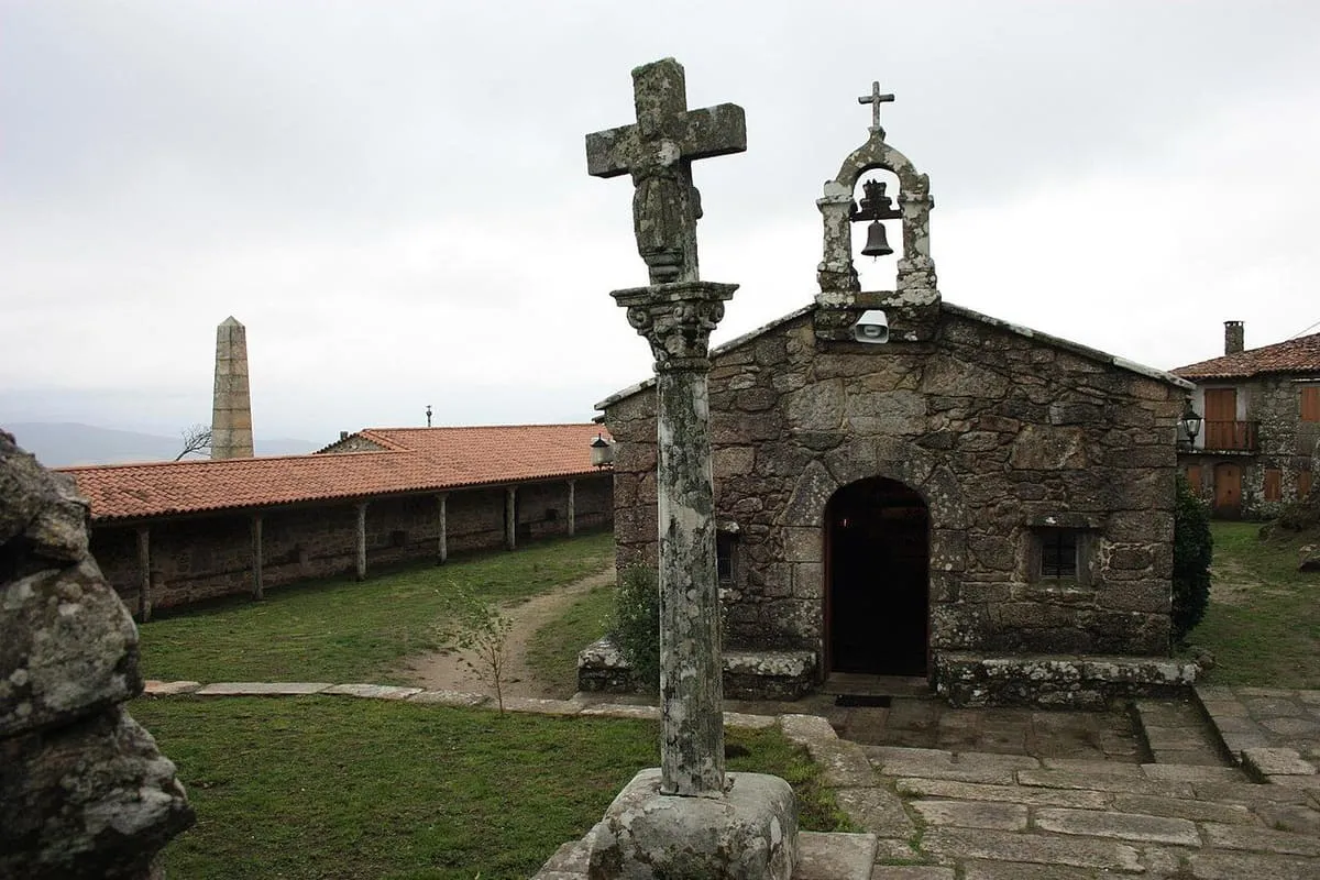 La capilla de piedra de Santa Trega con un cruceiro delante
