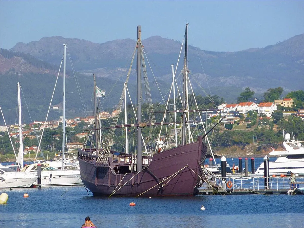 Réplica de la carabela La Pinta amarrada en el puerto de Baiona