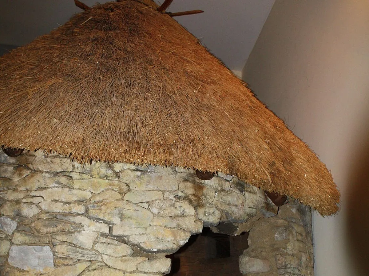 Reproducción de una vivienda castreña de piedra con cubierta de paja, en el Centro Arqueolóxico do Barbanza