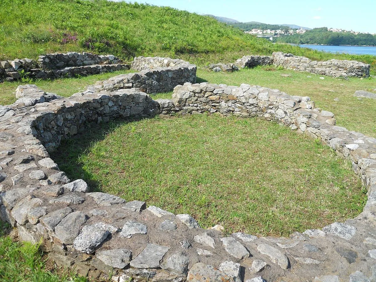 Muro circular de piedra de una vivienda del castro, visto de cerca