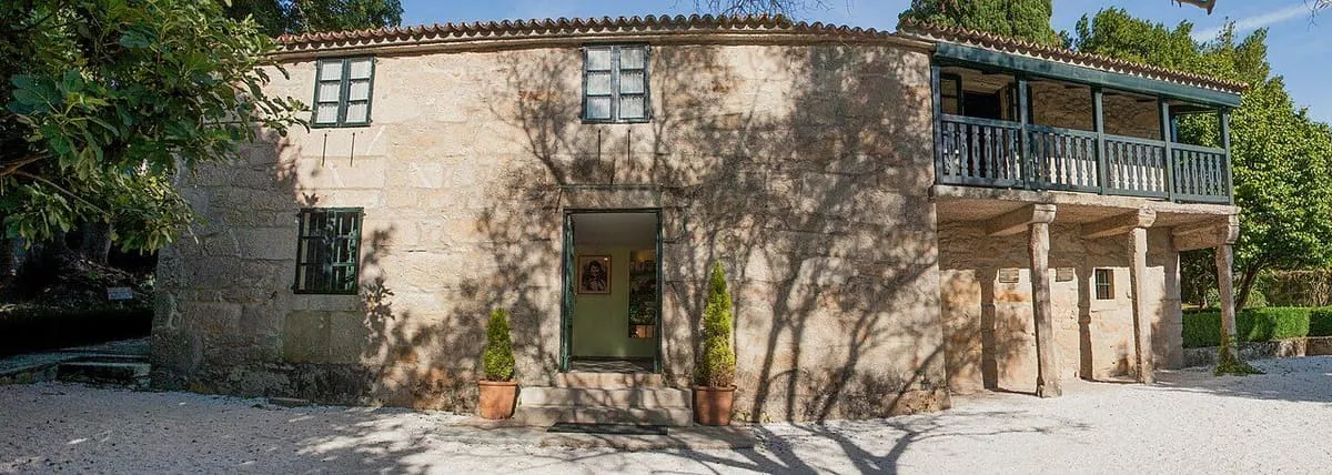 Casa de piedra con balcón de madera y jardín, la Casa da Matanza de Rosalía de Castro
