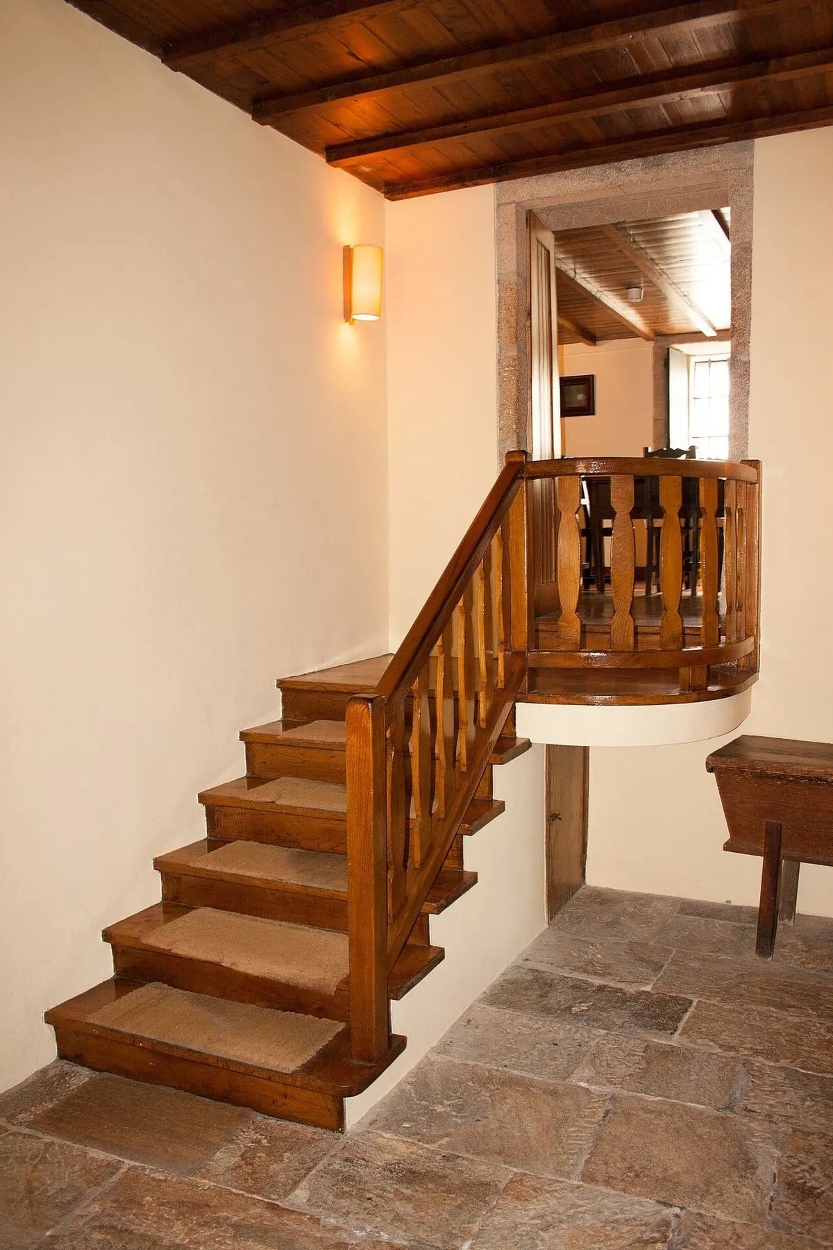 Escalera de madera y piedra dentro de la casa-museo de Rosalía de Castro