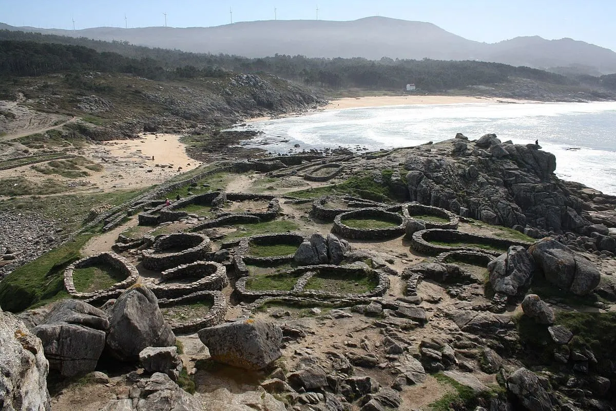 Vista desde lo alto de las viviendas circulares del castro, con la playa al fondo