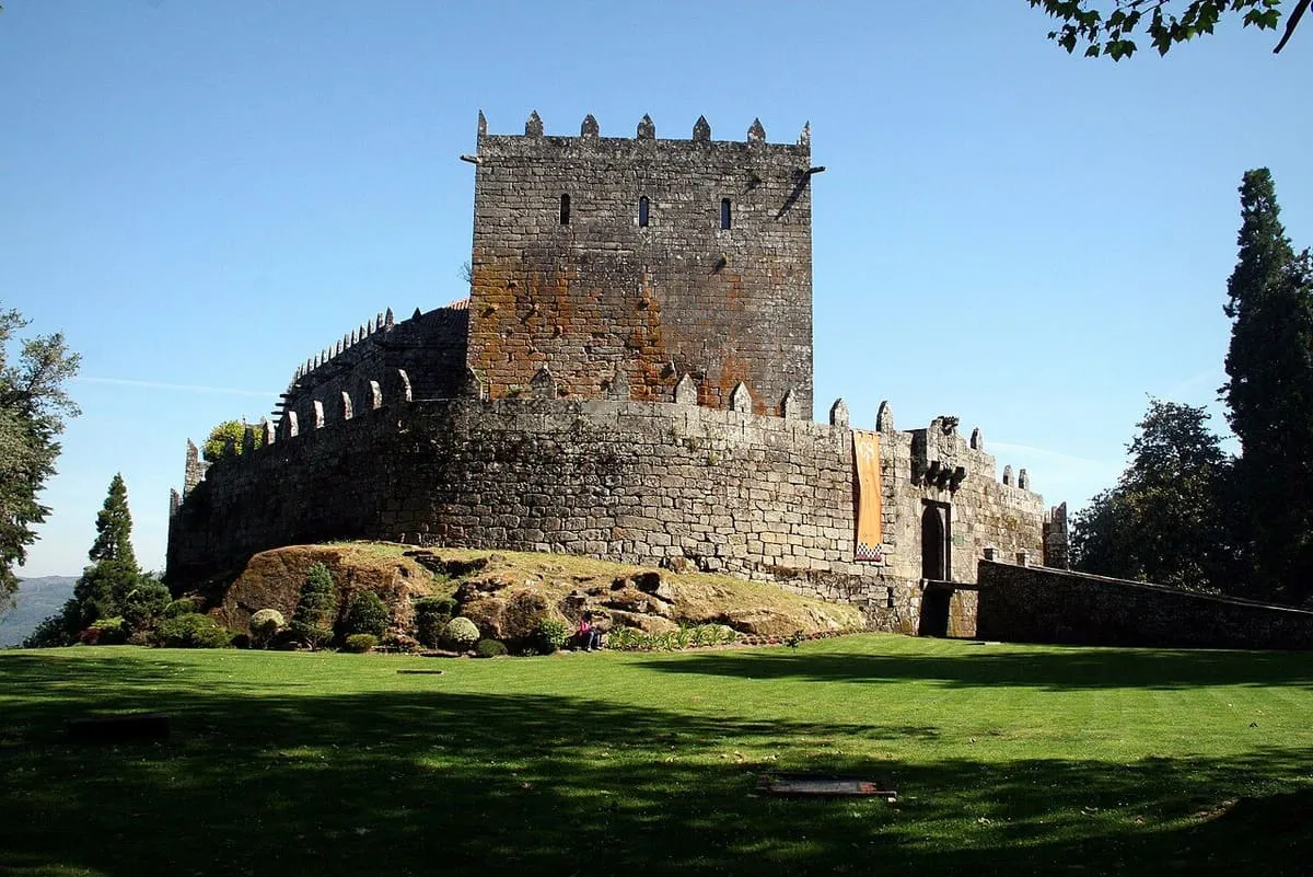 El castillo de Soutomaior sobre una roca, con su torre del homenaje y las almenas, visto desde el césped