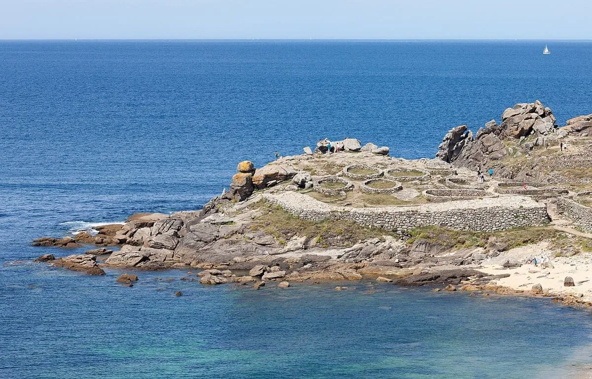 La península rocosa del Castro de Baroña, con sus murallas de piedra sobre el mar azul