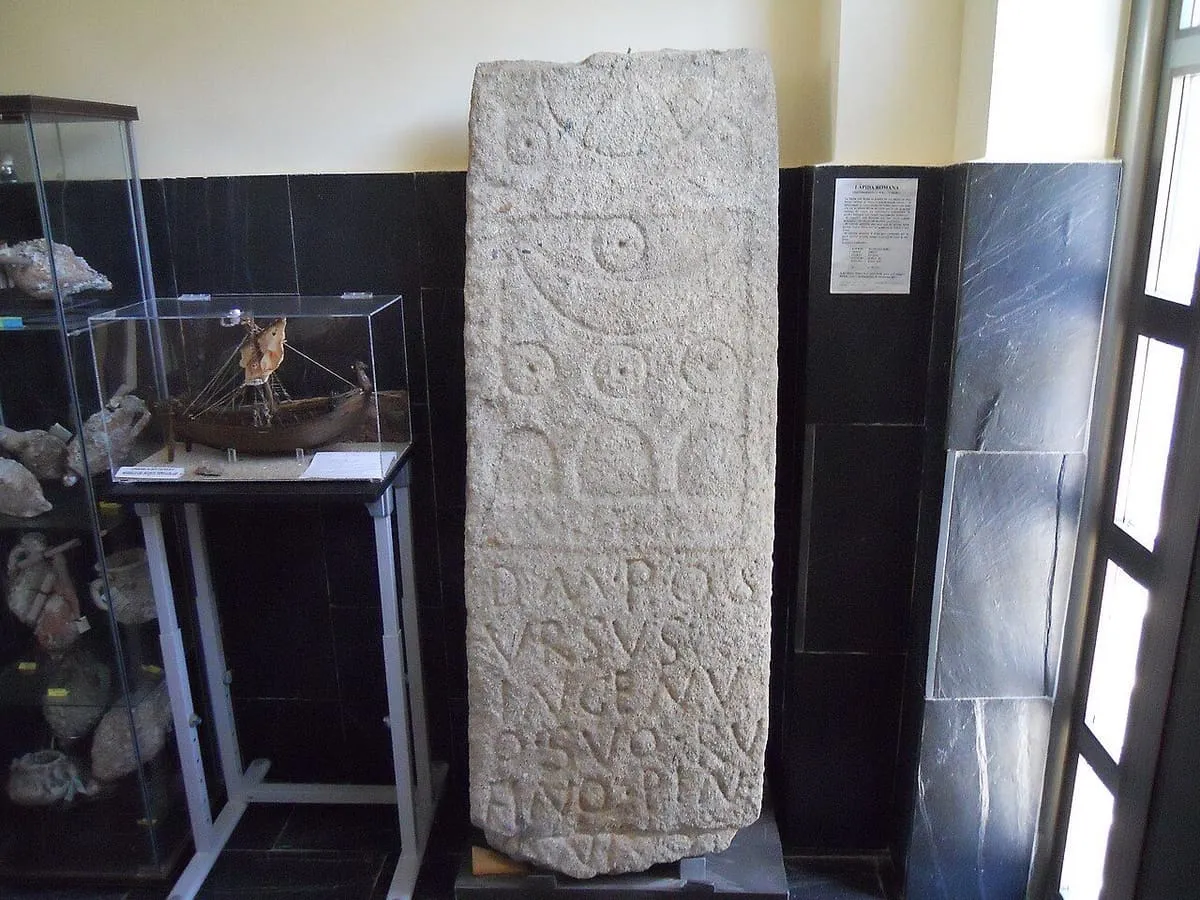 Sala del Centro Arqueolóxico do Barbanza, con una estela de piedra grabada y una maqueta de barco