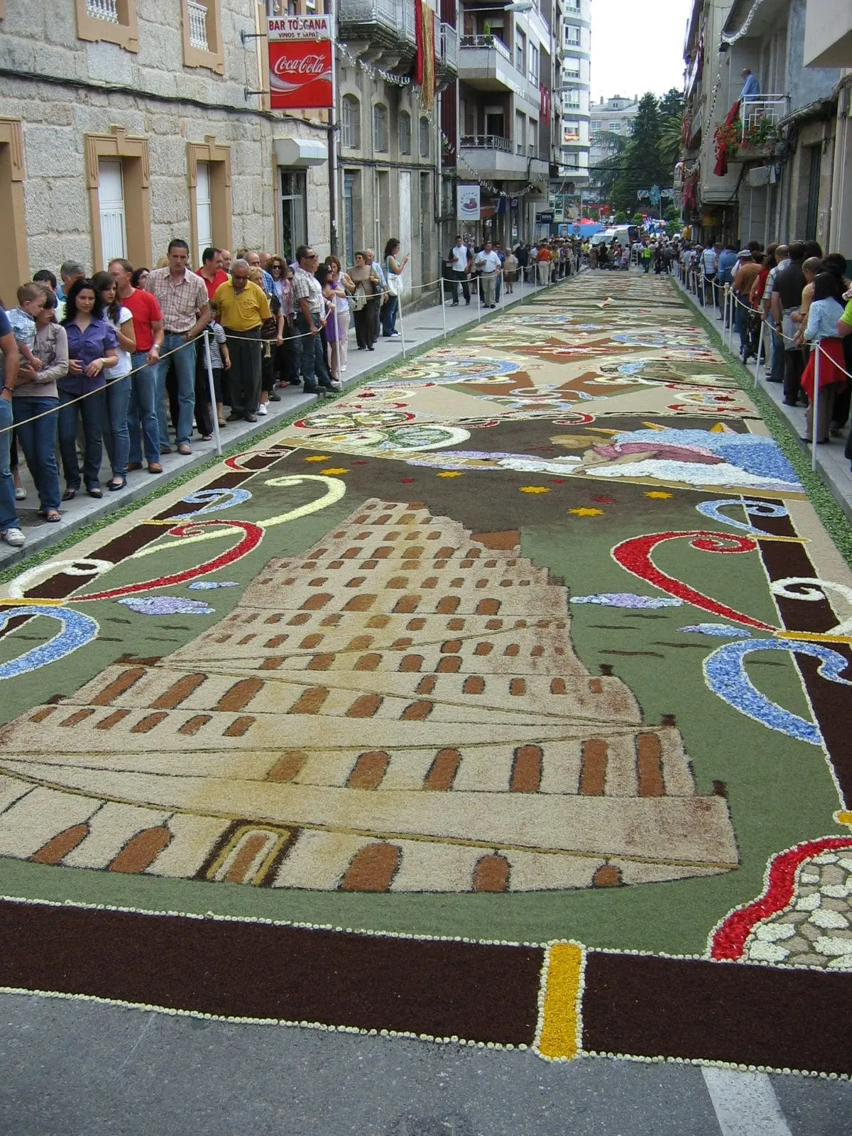 Calle de Ponteareas con una larga alfombra de flores y gente a ambos lados