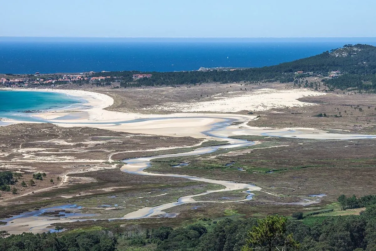 Playa y gran arenal del parque natural de Corrubedo vistos desde un mirador, con el mar al fondo