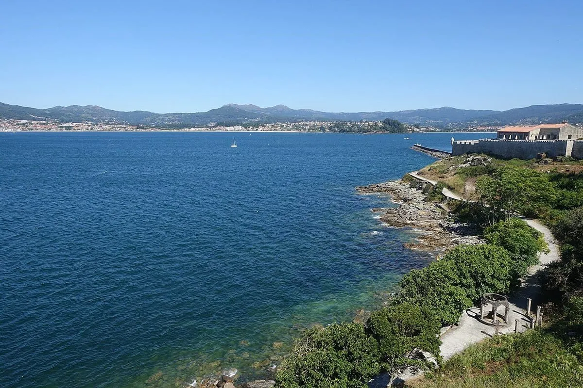 Costa rocosa de Monte Boi y la ría de Vigo, vistas desde la muralla de Monterreal