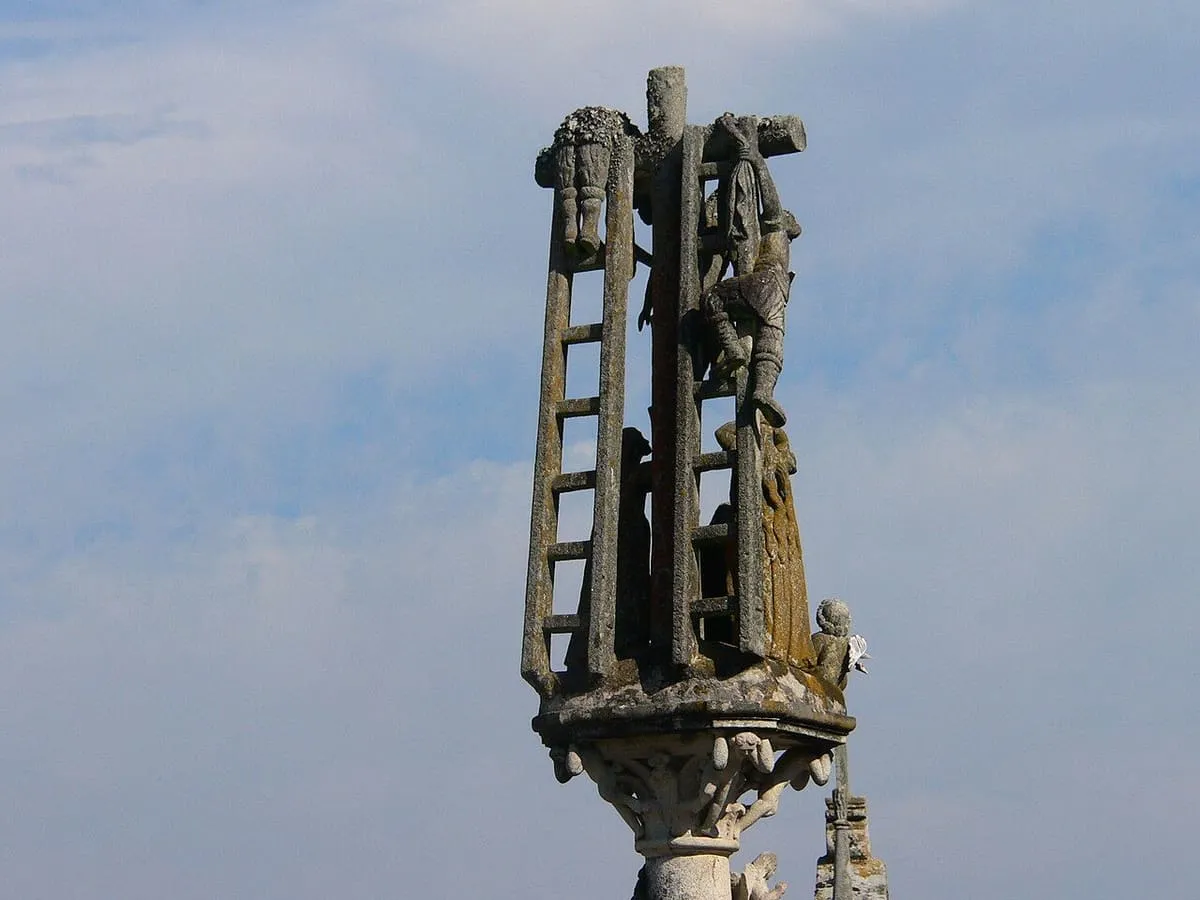 Detalle de las figuras del Descendimiento del cruceiro de O Hío, con la escalera apoyada en la cruz