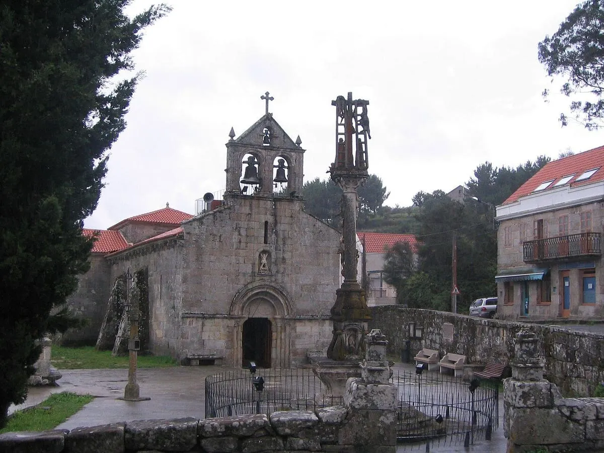 Iglesia de Hío con su espadaña y, a la derecha, el cruceiro tallado