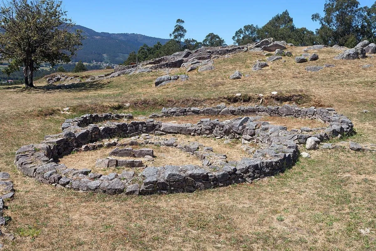 Dos viviendas de planta circular y una rectangular, con muro bajo de piedra, en el castro de Castrolandín