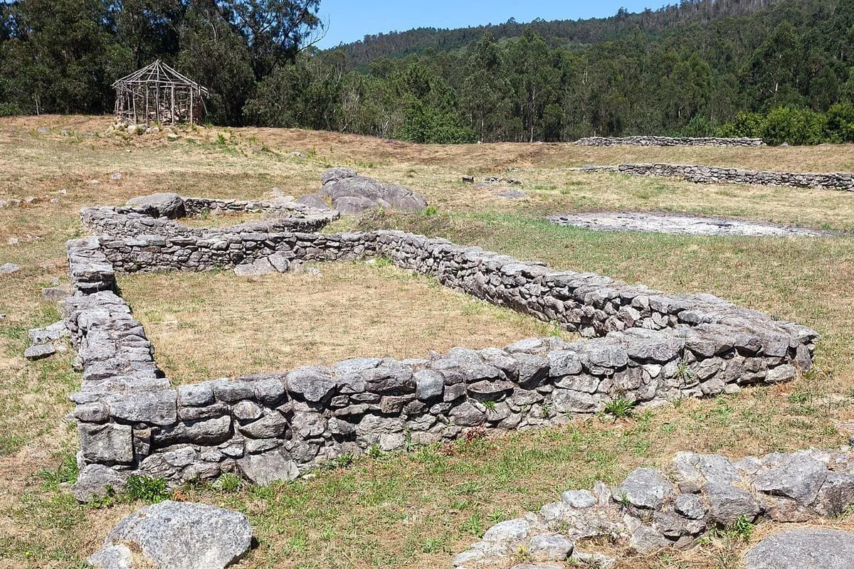 Casa rectangular del castro de Castrolandín con muros de piedra bien conservados