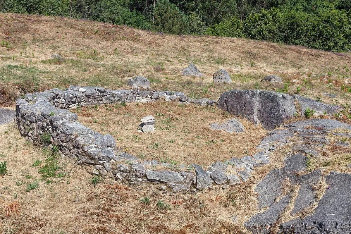 Una casa circular del castro de Castrolandín construida sobre un afloramiento rocoso