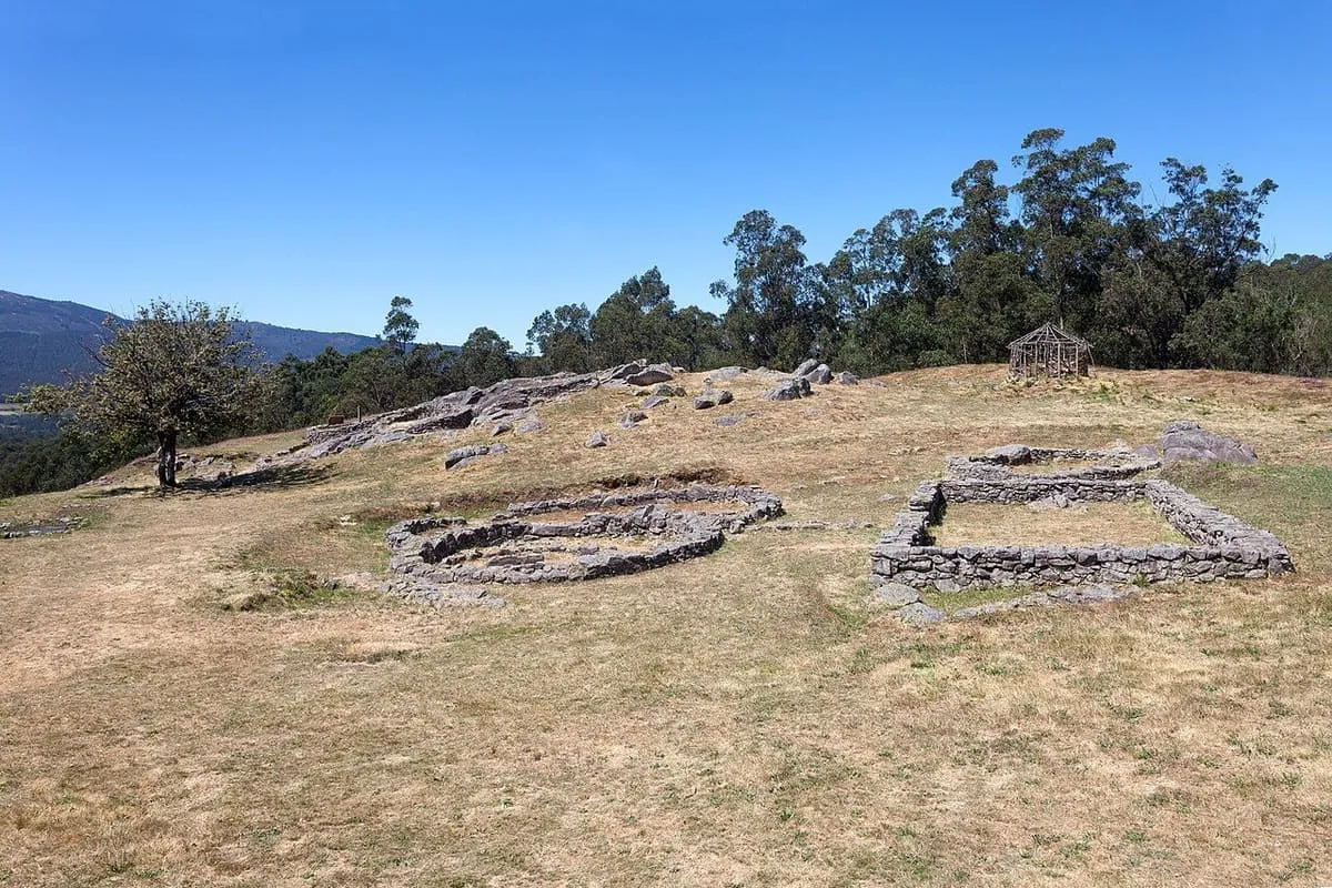 Vista general del castro de Castrolandín, con las casas circulares al descubierto y el monte al fondo