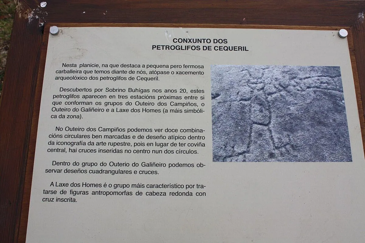 Panel informativo del conjunto de petroglifos de Cequeril