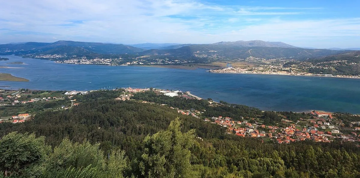 El estuario del Miño visto desde Santa Trega, con la orilla portuguesa al otro lado