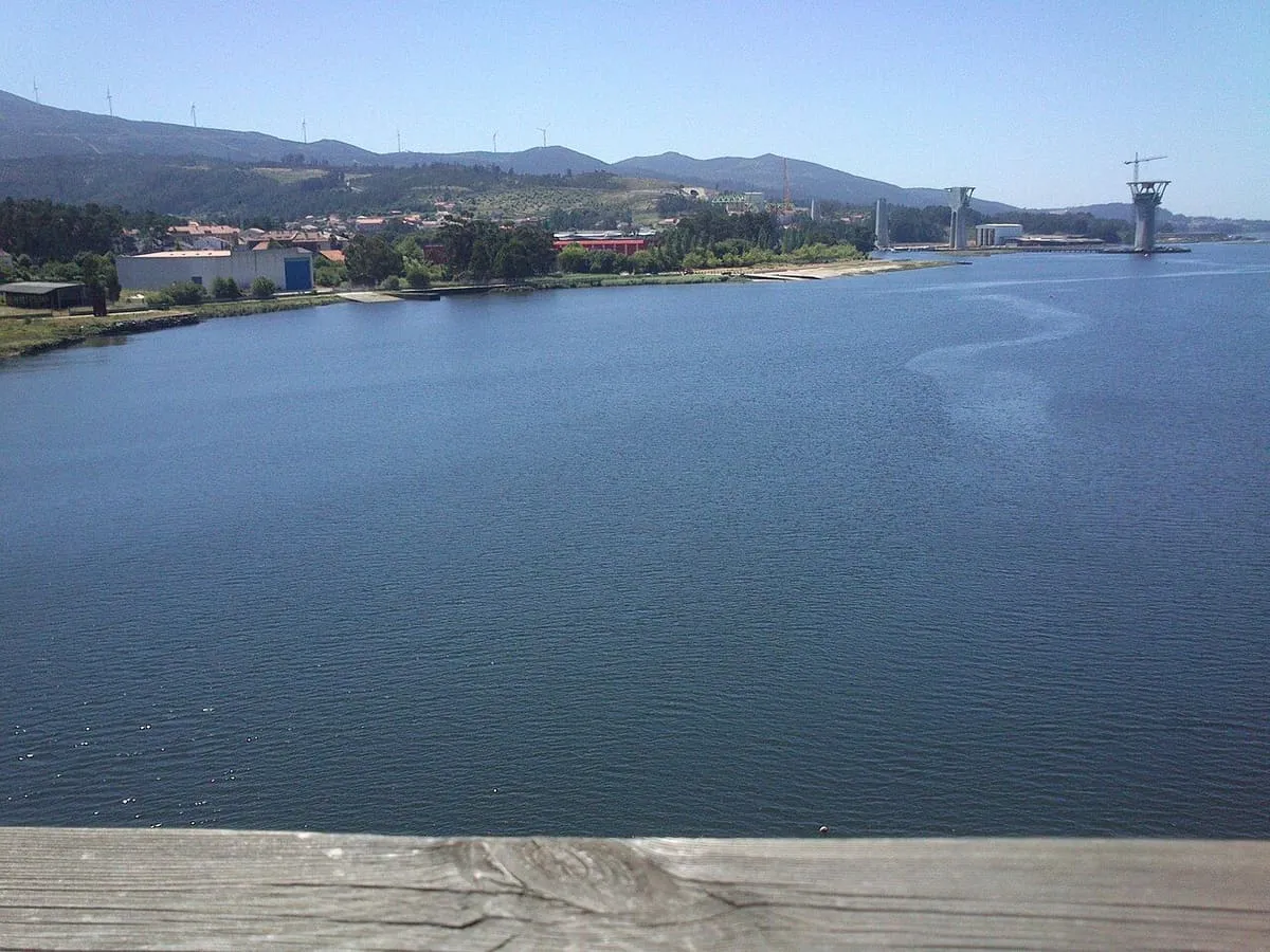 La desembocadura del Ulla en la ría de Arousa vista desde el puente de Catoira, con los montes al fondo