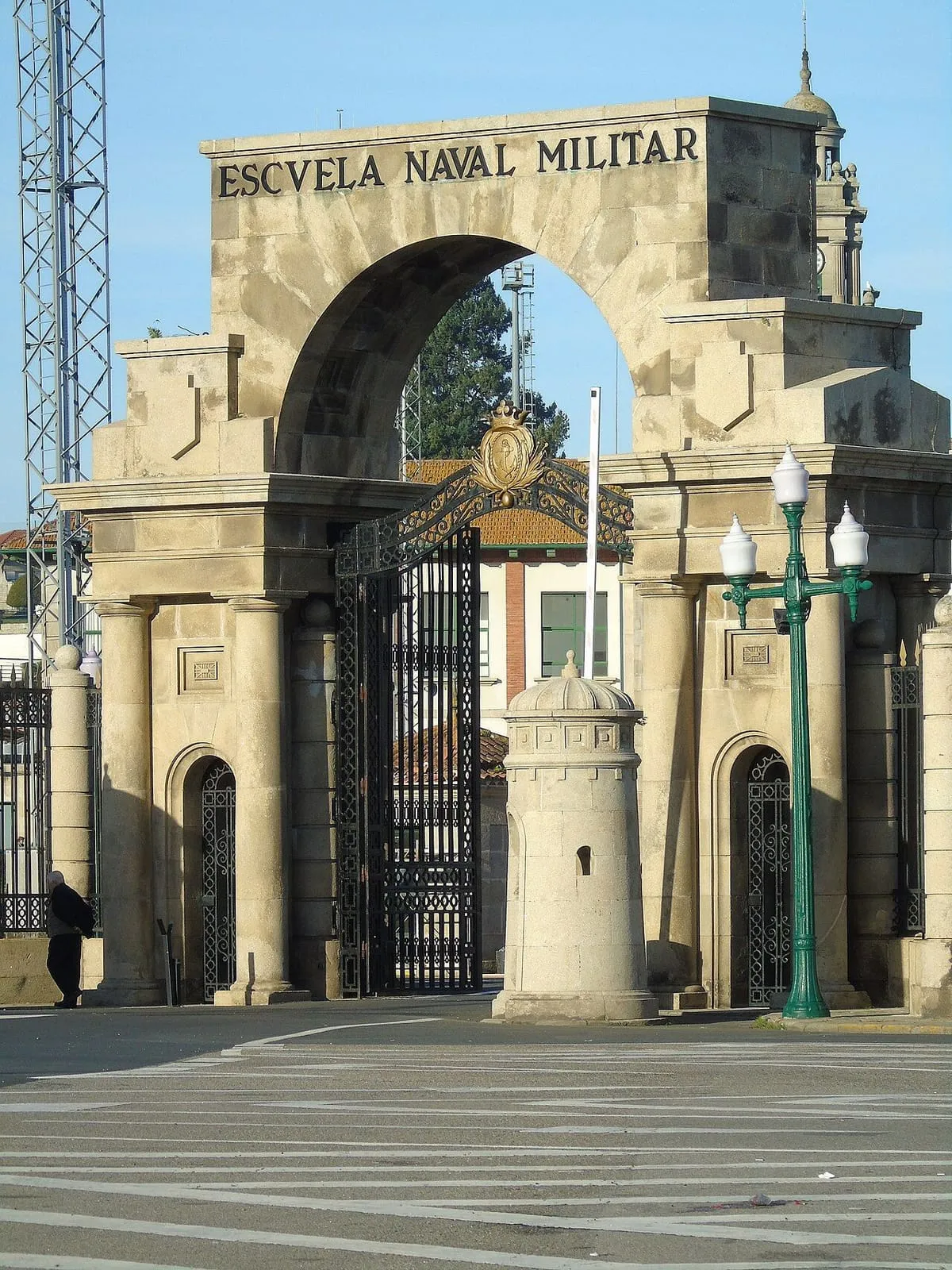 Arco de piedra de la puerta principal de la Escuela Naval Militar, con el rótulo en lo alto