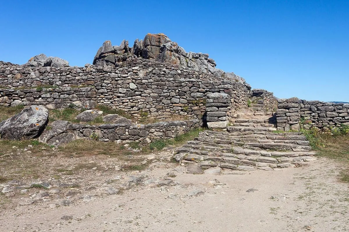 Escalera de piedra que atraviesa la muralla del castro hacia el interior del poblado