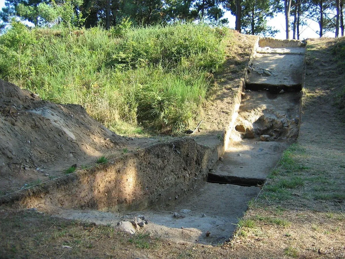Zanja de excavación arqueológica con escalones excavados en la tierra, en el yacimiento de Neixón
