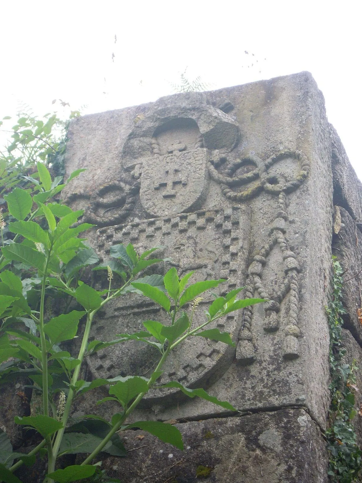 Escudo de piedra con capelo y borlas junto a la entrada del fuerte de Goián