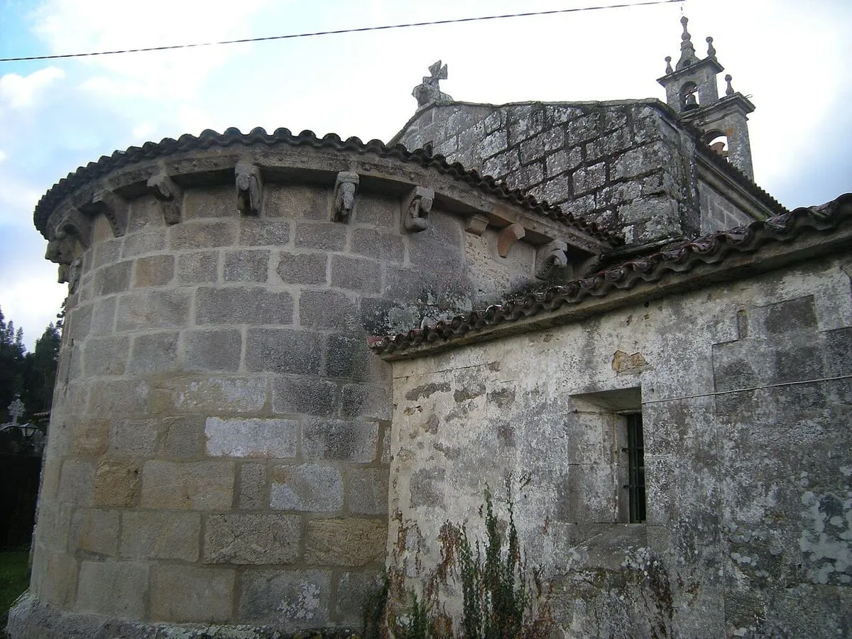El ábside semicircular de granito de Ouzande visto desde el lado
