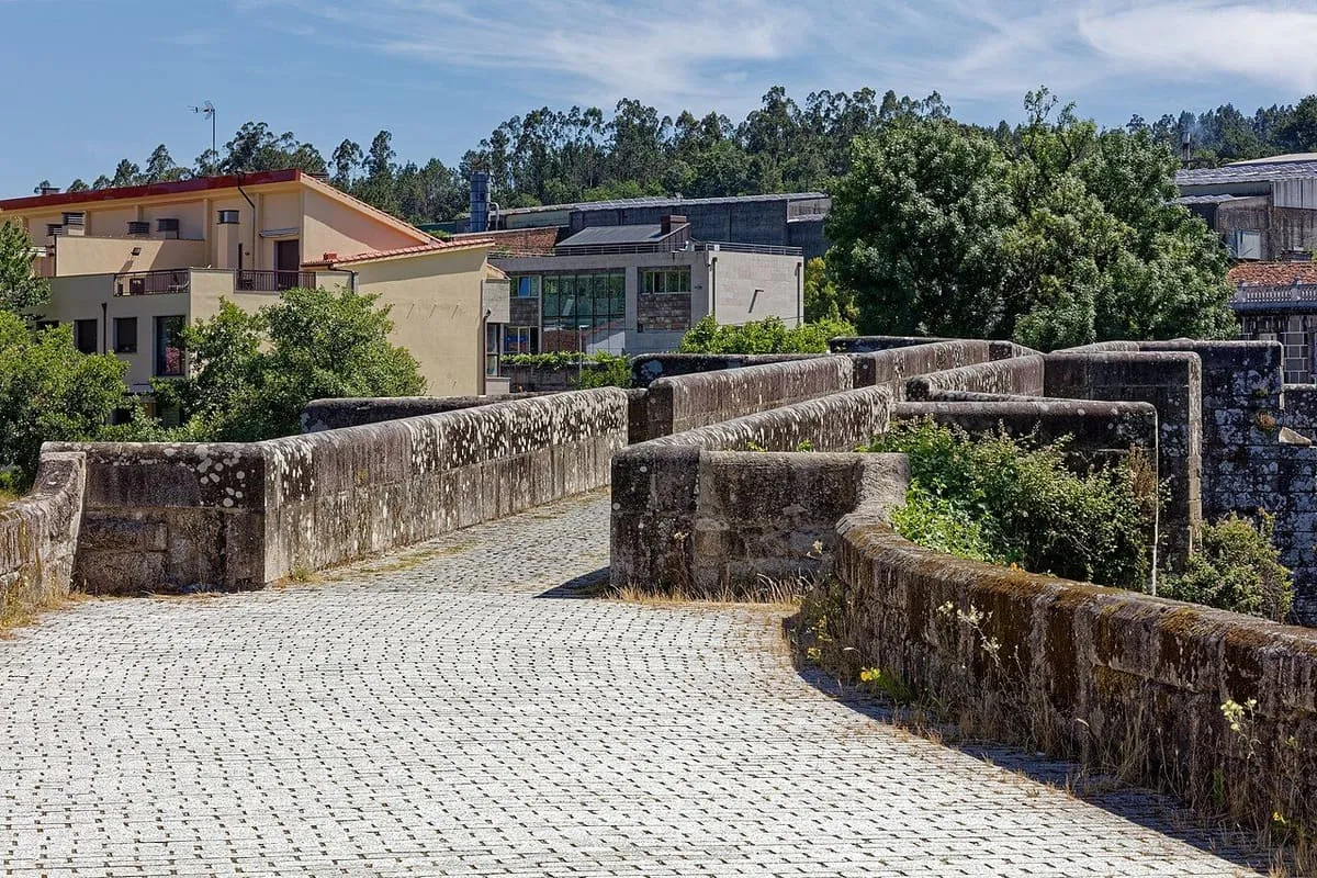 La ponte de Pontevea y las orillas verdes del Ulla en una mañana de verano