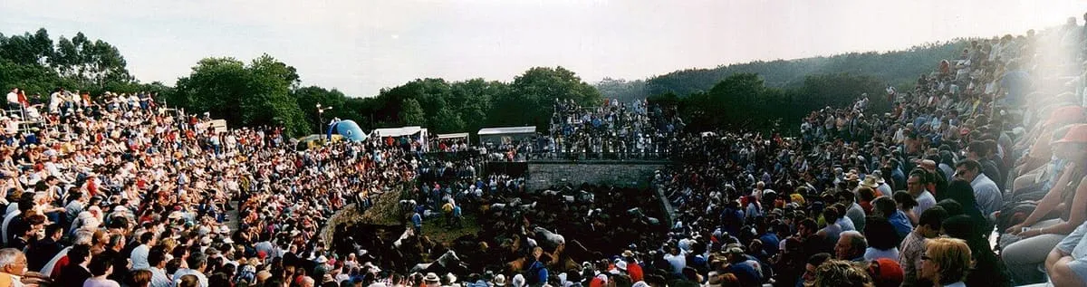 Panorámica del curro de Sabucedo lleno de público durante la rapa