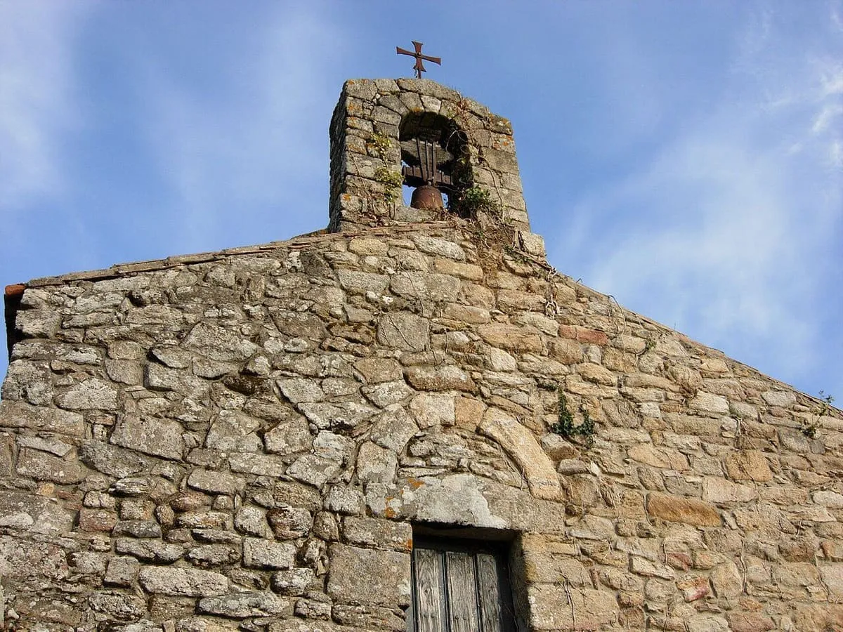 Fachada occidental de la capilla de las Torres do Oeste, de piedra, con su pequeña espadaña