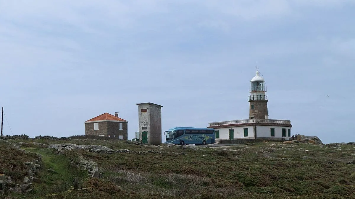 El faro de Corrubedo y los edificios del conjunto sobre el promontorio