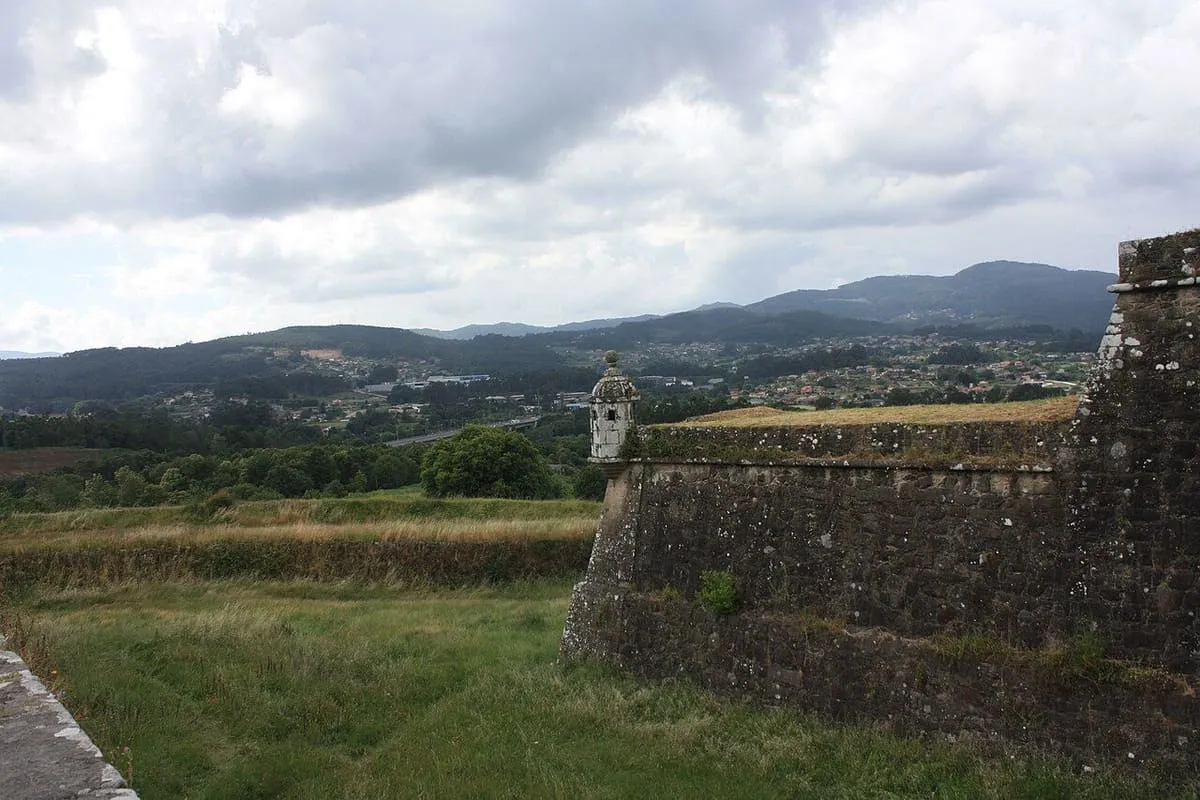 Muralla abaluartada de la fortaleza de Valença con una garita de piedra y el valle del Miño al fondo