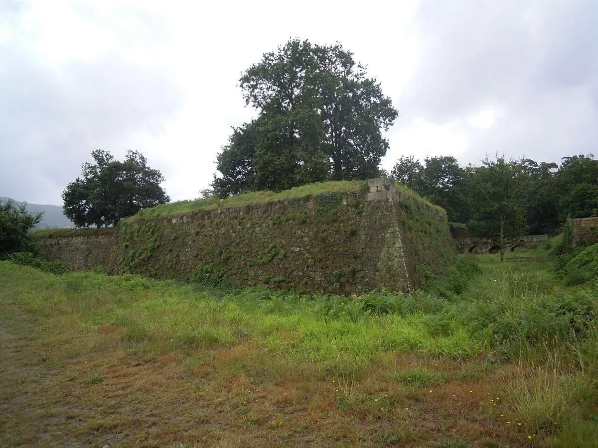 Baluarte cubierto de hierba del fuerte de San Lorenzo, en Goián
