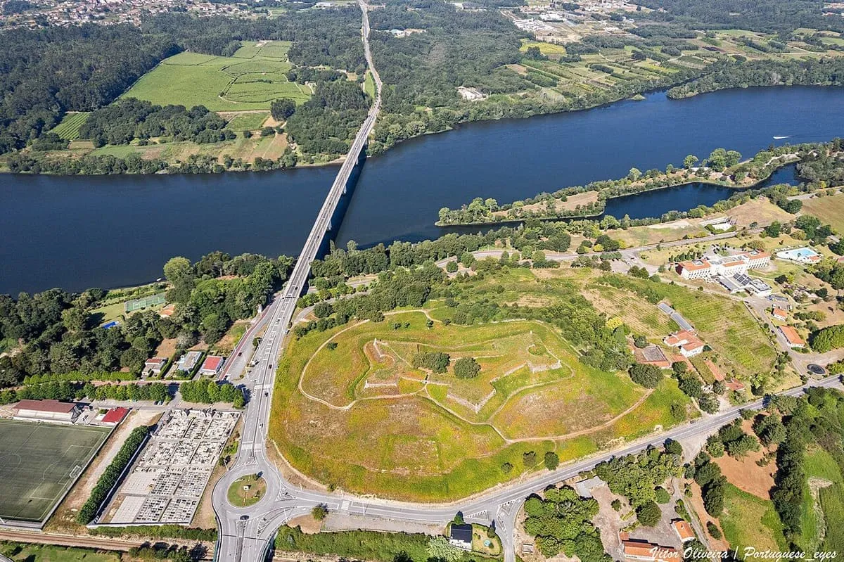 Vista aérea del Forte de Lovelhe, con sus baluartes en forma de estrella, junto a un puente sobre el Miño
