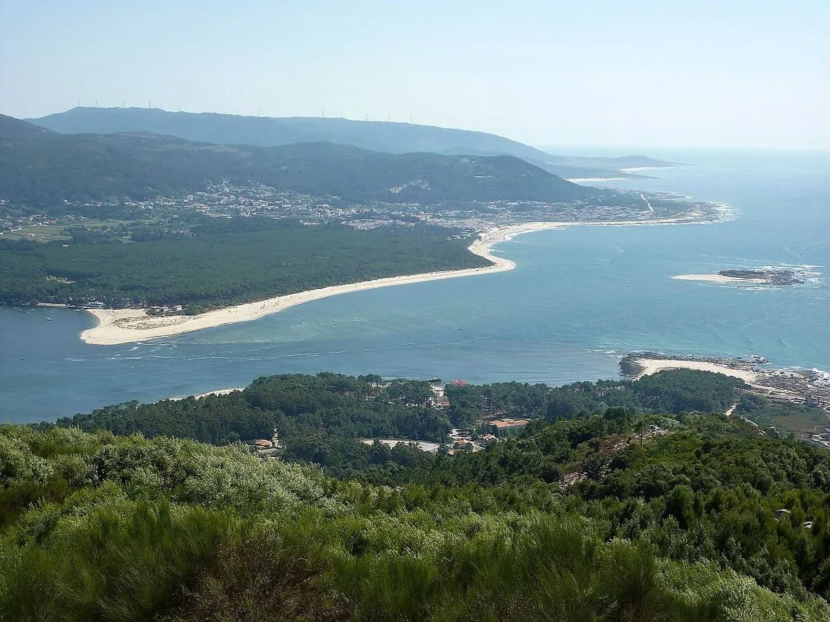 La desembocadura del Miño vista desde lo alto, con una larga lengua de arena y el río abriéndose al océano