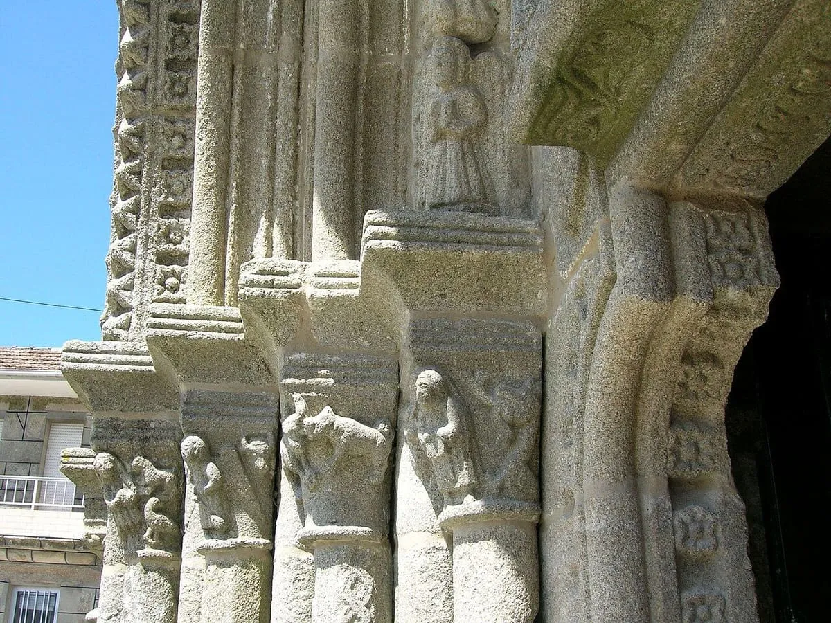 Capiteles esculpidos de la portada de Santa María da Franqueira